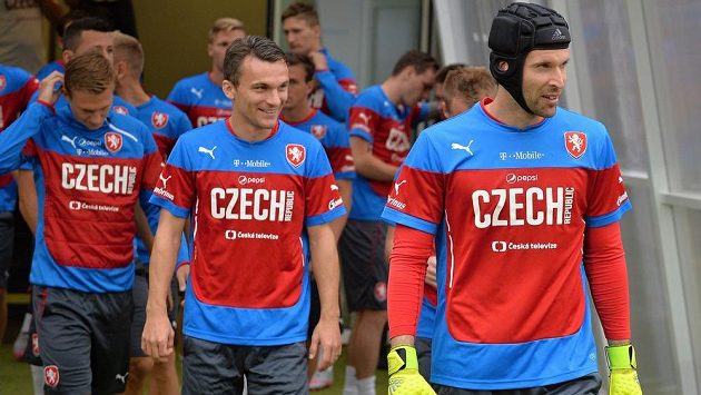 Čeští fotbaloví reprezentanti během na zápas s Kazachstánemi. Vpravo je Petr Čech, vedle něj David Lafata. Čeští fotbaloví reprezentanti během na zápas s Kazachstánemi. Vpravo je Petr Čech, vedle něj David Lafata.