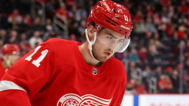 Filip Zadina v dresu Detroitu. Víc než za Red Wings ale český hokejový útočník nastupuje za Grand Rapids v AHL. Filip Zadina v dresu Detroitu. Víc než za Red Wings ale český hokejový útočník nastupuje za Grand Rapids v AHL.