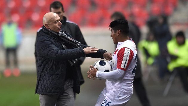 Aldo Baéz v konfliktu s koučem Karlem Jarolímem. Aldo Baéz v konfliktu s koučem Karlem Jarolímem.