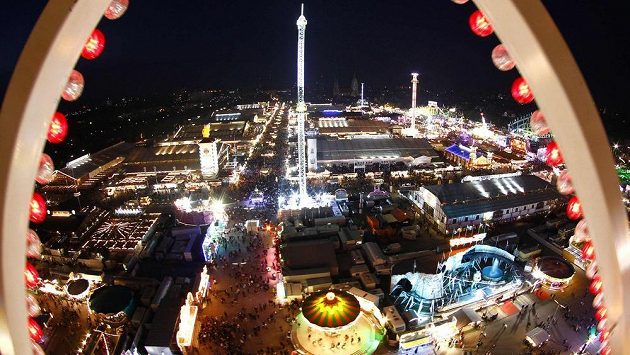 Noční Mnichov během Oktoberfestu. Noční Mnichov během Oktoberfestu.