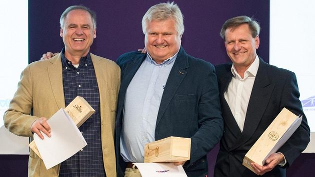 Moderní pětibojaři a medailisté z OH 1976 v Montrealu Bohumil Starnovský (zleva), Jiří Adam a Jan Bártů. Moderní pětibojaři a medailisté z OH 1976 v Montrealu Bohumil Starnovský (zleva), Jiří Adam a Jan Bártů.