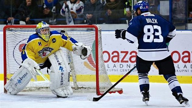 Kladenský střelec Vítězslav Bílek před brankářem Ústí. Kladenský střelec Vítězslav Bílek před brankářem Ústí.