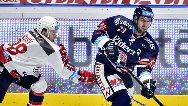 Zleva Denis Kusý z Pardubic a vítkovický Ondřej Roman. Zleva Denis Kusý z Pardubic a vítkovický Ondřej Roman.