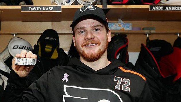 Český hokejista David Kaše pózuje s cennou trofejí v dresu Philadelphie Flyers. Zdroj: Instagram David Kaše Český hokejista David Kaše pózuje s cennou trofejí v dresu Philadelphie Flyers. Zdroj: Instagram David Kaše