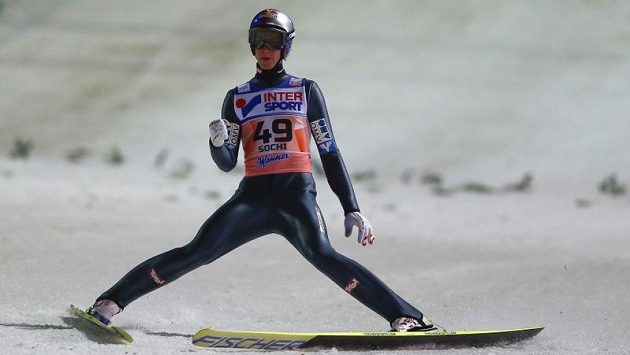 Rakušan Gregor Schlierenzauer oslavuje triumf v závodu SP ve skocích na lyžích v Soči. Rakušan Gregor Schlierenzauer oslavuje triumf v závodu SP ve skocích na lyžích v Soči.