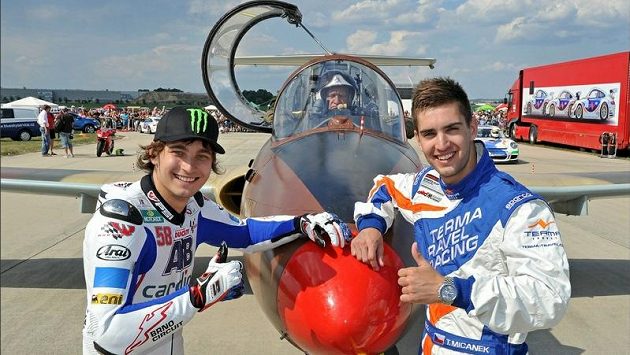 Karel Abraham (vlevo) a automobilový závodník Tomáš Mičánek, v letounu pilot Pavel Veselý Karel Abraham (vlevo) a automobilový závodník Tomáš Mičánek, v letounu pilot Pavel Veselý