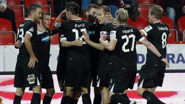 Plzeňští fotbalisté se radují z vedoucí branky proti Slavii. Plzeňští fotbalisté se radují z vedoucí branky proti Slavii.