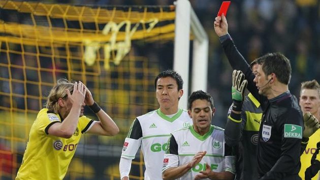 Sudí Wolfgang Stark ukazuje červenou kartu Marcelovi Schmelzerovi z Borussie Dortmund (vlevo). Sudí Wolfgang Stark ukazuje červenou kartu Marcelovi Schmelzerovi z Borussie Dortmund (vlevo).