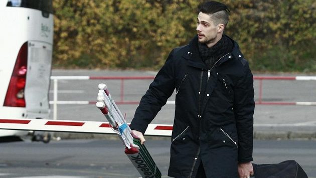 Brankář Alexander Salák jde na trénink hokejové reprezentace. Brankář Alexander Salák jde na trénink hokejové reprezentace.