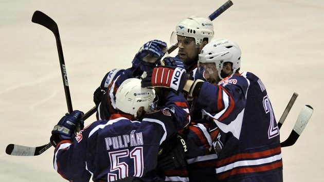 Hokejisté Chomutova se třikrát radovali z gólu, nakonec prohráli vysoko 3:7. Hokejisté Chomutova se třikrát radovali z gólu, nakonec prohráli vysoko 3:7.