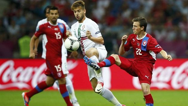 Vladimír Darida (vpravo) bojuje o míč s Portugalcem Miguelem Velosem Vladimír Darida (vpravo) bojuje o míč s Portugalcem Miguelem Velosem