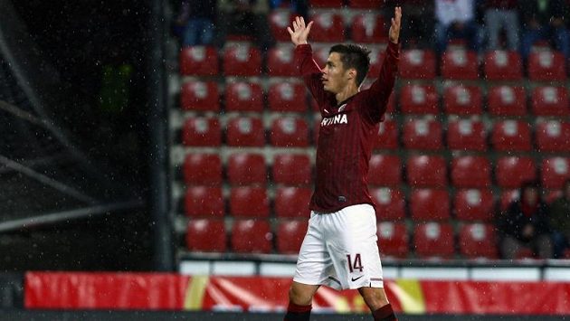Václav Kadlec ze Sparty oslavuje gól poté, co proměnil pokutový kop. Václav Kadlec ze Sparty oslavuje gól poté, co proměnil pokutový kop.