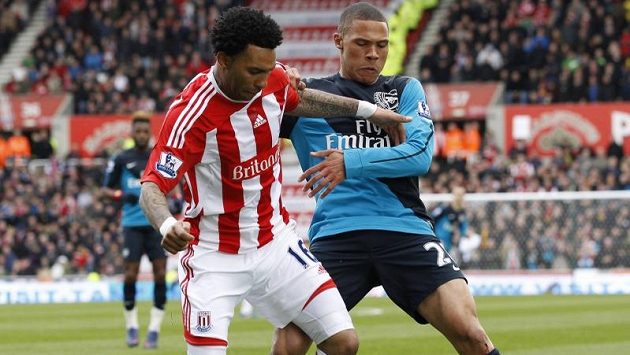 Jermaine Pennant (vlevo) v souboji s Kieranem Gibbsem z Arsenalu Jermaine Pennant (vlevo) v souboji s Kieranem Gibbsem z Arsenalu