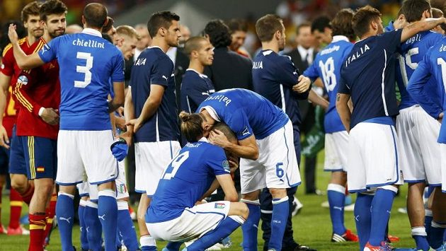 Zničení hráči Itálie po finálové prohře se Španělskem. Zničení hráči Itálie po finálové prohře se Španělskem.