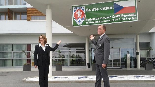 Christine Lindová (manažerka hotelu) a Günther Zimmel (ředitel) ukazují, že vše pro příjezd české fotbalové reprezentace je nachystané. Christine Lindová (manažerka hotelu) a Günther Zimmel (ředitel) ukazují, že vše pro příjezd české fotbalové reprezentace je nachystané.