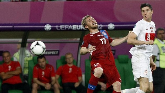 Polák Robert Lewandowski (vpravo) v souboji s Tomášem Hübschmanem Polák Robert Lewandowski (vpravo) v souboji s Tomášem Hübschmanem