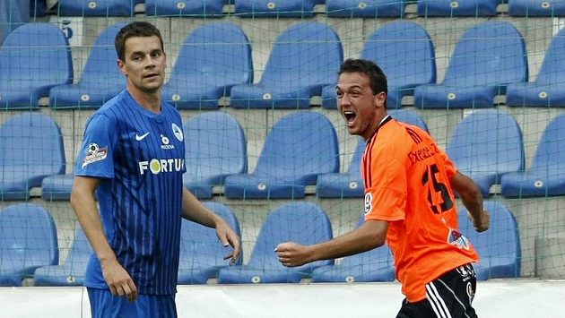 Olomoucký Martin Doležal (vpravo) se raduje z gólu, který vstřelil do liberecké sítě. Olomoucký Martin Doležal (vpravo) se raduje z gólu, který vstřelil do liberecké sítě.