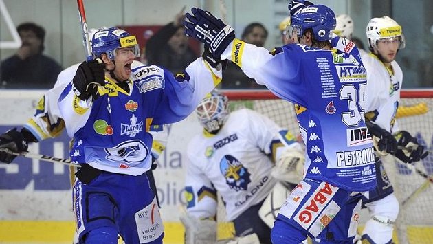 Z třetího gólu proti Kladnu se radují Roman Erat (vlevo) a Róbert Petrovický Z třetího gólu proti Kladnu se radují Roman Erat (vlevo) a Róbert Petrovický