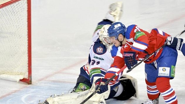 Útočník Lva Praha Tomáš Rachůnek (vpravo) střílí gól brankáři Kovalovi z Nižného Novgorodu. Útočník Lva Praha Tomáš Rachůnek (vpravo) střílí gól brankáři Kovalovi z Nižného Novgorodu.