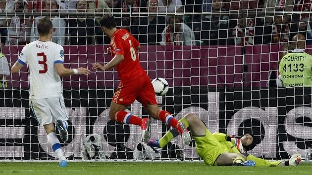 Rus Roman Širokov střílí gól brankáři Petru Čechovi. Rus Roman Širokov střílí gól brankáři Petru Čechovi.