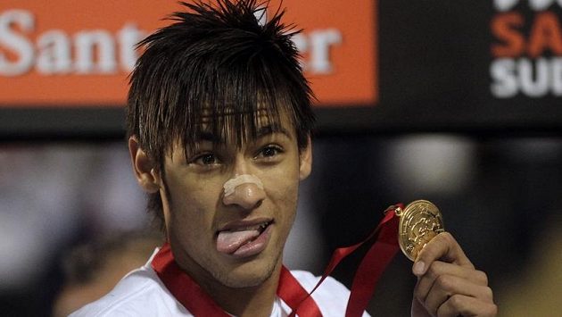 Hvězdný útočník Neymar si připsal další titul. Hvězdný útočník Neymar si připsal další titul.