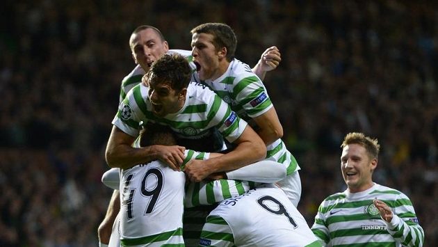 Fotbalisté Celtiku Glasgow se radují z branky v utkání proti švédskému Helsingborgu. Fotbalisté Celtiku Glasgow se radují z branky v utkání proti švédskému Helsingborgu.