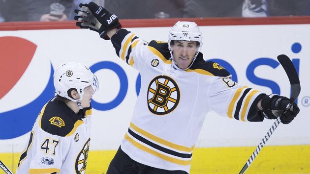 Brad Marchand (63) a Torey Krug (47) z Bostonu se radují z gólu do sítě Vancouveru. Brad Marchand (63) a Torey Krug (47) z Bostonu se radují z gólu do sítě Vancouveru.