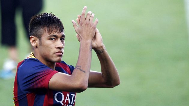 Neymar zdraví před přátelským utkáním se Santosem barcelonské fanoušky. Neymar zdraví před přátelským utkáním se Santosem barcelonské fanoušky.