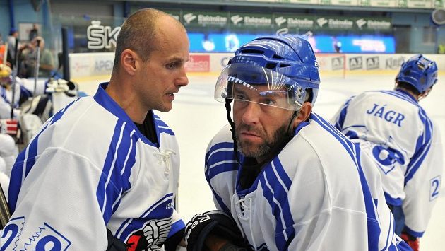 Martin Straka (vlevo) při exhibici s Petrem Nedvědem. Martin Straka (vlevo) při exhibici s Petrem Nedvědem.