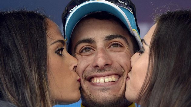 Cyklista stáje Astana Fabio Aru dostává polibky po triumfu v poslední horské etapě letošního Gira. Cyklista stáje Astana Fabio Aru dostává polibky po triumfu v poslední horské etapě letošního Gira.