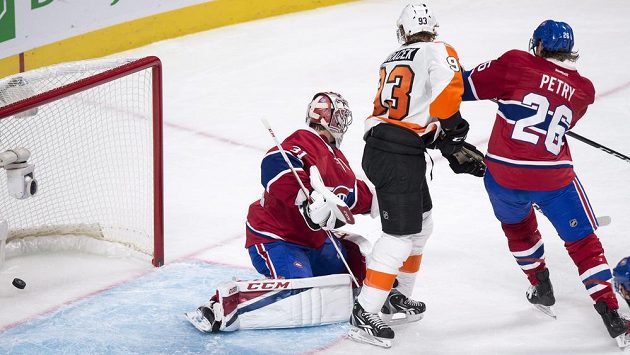 Útočník Philadelphie Jakub Voráček (uprostřed) překonává brankáře Montrealu Careyho Price. Vpravo je obránce Canadiens Jeff Petry. Útočník Philadelphie Jakub Voráček (uprostřed) překonává brankáře Montrealu Careyho Price. Vpravo je obránce Canadiens Jeff Petry.