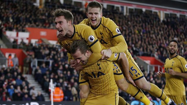 Kanonýr Tottenhamu Harry Kane (dole) oslavuje gól proti Southamptonu se spoluhráči Ericem Dierem a Christianem Eriksenem. Kanonýr Tottenhamu Harry Kane (dole) oslavuje gól proti Southamptonu se spoluhráči Ericem Dierem a Christianem Eriksenem.