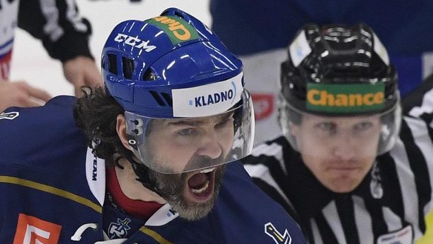 Jaromír Jágr z Kladna v úvodním čtvrtfinále první ligy proti Přerovu. Jaromír Jágr z Kladna v úvodním čtvrtfinále první ligy proti Přerovu.