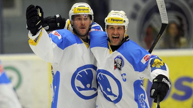 Martin Straka (vpravo) a Tomáš Vlasák z Plzně se radují z gólu proti Vítkovicím. Martin Straka (vpravo) a Tomáš Vlasák z Plzně se radují z gólu proti Vítkovicím.