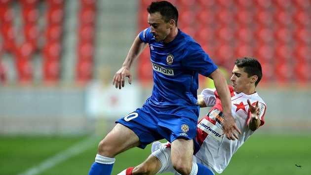 Miroslav Keresteš z Brna (vlevo) v duelu proti pražské Slavii. Miroslav Keresteš z Brna (vlevo) v duelu proti pražské Slavii.