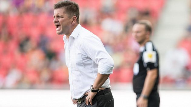 Trenér Mladé Boleslavi Dušan Uhrin mladší během utkání 5. kola HET ligy na Slavii. Takhle si návrat do Edenu nepředstavoval, jeho tým prohrál 0:4. Trenér Mladé Boleslavi Dušan Uhrin mladší během utkání 5. kola HET ligy na Slavii. Takhle si návrat do Edenu nepředstavoval, jeho tým prohrál 0:4.