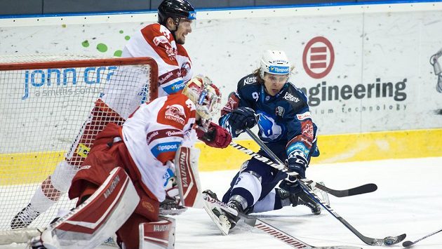 Matyáš Kantner z Plzně (vpravo) v akci před olomouckou brankou během utkání hokejové extraligy. Matyáš Kantner z Plzně (vpravo) v akci před olomouckou brankou během utkání hokejové extraligy.