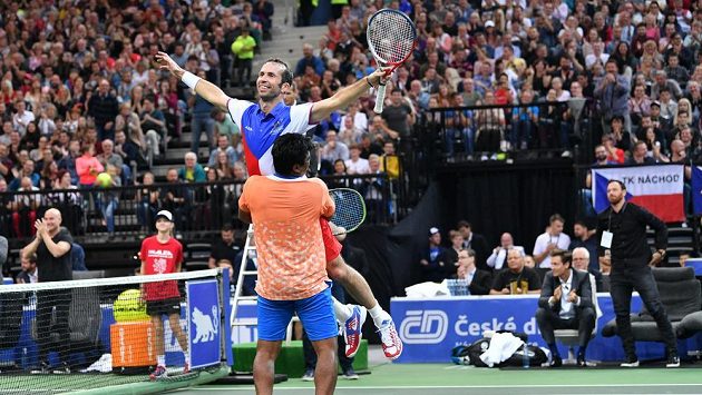 Radek Štěpánek v objetí s Indem Leanderem Paesem během rozlučky s kariérou v Praze. Radek Štěpánek v objetí s Indem Leanderem Paesem během rozlučky s kariérou v Praze.