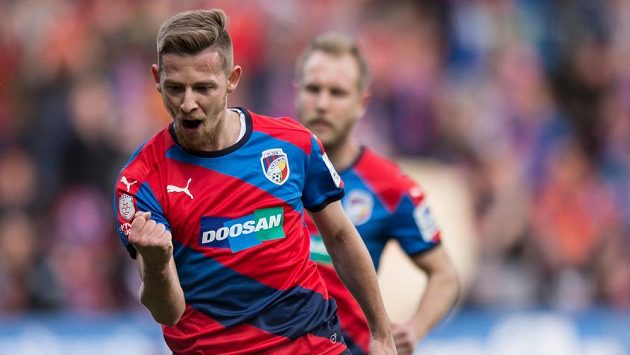 Plzeňský záložník Patrik Hrošovský oslavuje gól z nařízené penalty během utkání s baníkem. Plzeňský záložník Patrik Hrošovský oslavuje gól z nařízené penalty během utkání s baníkem.