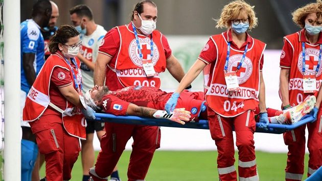 Bývalý parťák Petra Čecha z Arsenalu, gólman David Ospina, nedochytal kvůli hororovému zranění zápas italské fotbalové ligy mezi Atalantou Bergamo a Neapolí. Bývalý parťák Petra Čecha z Arsenalu, gólman David Ospina, nedochytal kvůli hororovému zranění zápas italské fotbalové ligy mezi Atalantou Bergamo a Neapolí.