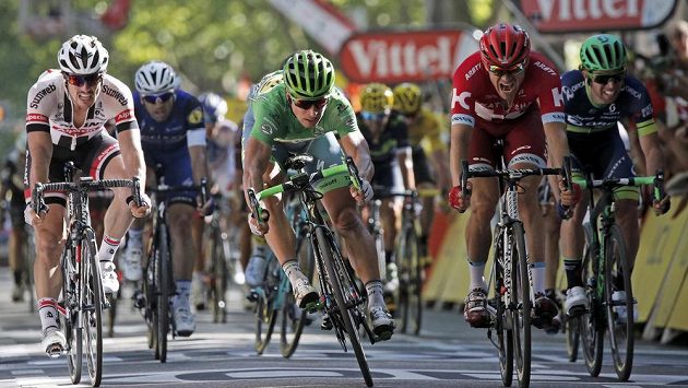 Slovenský cyklista Peter Sagan (uprostřed) si jede pro letošní třetí etapový triumf na Tour de France v Bernu. Slovenský cyklista Peter Sagan (uprostřed) si jede pro letošní třetí etapový triumf na Tour de France v Bernu.