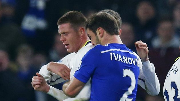 Branislav Ivanovič z Chelsea (vpravo) se sklání k ramenu Jamese McCarthyho z Evertonu. Kousnul ho? Branislav Ivanovič z Chelsea (vpravo) se sklání k ramenu Jamese McCarthyho z Evertonu. Kousnul ho?