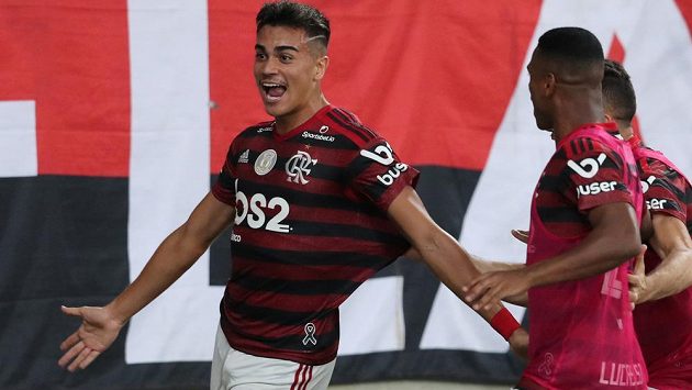 Real Madrid koupil od Flamenga dalšího talentovaného Brazilce, tentokrát čerstvě osmnáctiletého záložníka Reiniera. Real Madrid koupil od Flamenga dalšího talentovaného Brazilce, tentokrát čerstvě osmnáctiletého záložníka Reiniera.