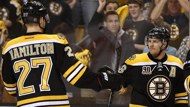 Útočník Bostonu Bruins David Krejčí (vpravo) slaví s obráncem Dougiem Hamiltonem gól proti Buffalu Sabres. Útočník Bostonu Bruins David Krejčí (vpravo) slaví s obráncem Dougiem Hamiltonem gól proti Buffalu Sabres.