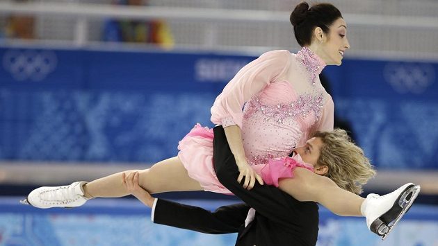Pár Meryl Davisová and Charlie White ze Spojených států amerických během krátkého tance na olympiádě v Soči. Pár Meryl Davisová and Charlie White ze Spojených států amerických během krátkého tance na olympiádě v Soči.