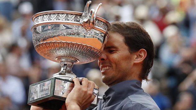 Rafael Nadal s trofejí pro vítěze French Open. Rafael Nadal s trofejí pro vítěze French Open.