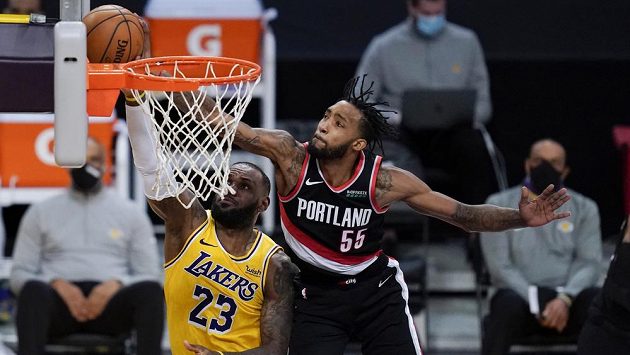 Basketbalista Portlandu Trail Blazers Derrick Jones Jr. (55) blokuje střelu hvězdného LeBrona Jamese z Los Angeles Lakers v utkání NBA. Basketbalista Portlandu Trail Blazers Derrick Jones Jr. (55) blokuje střelu hvězdného LeBrona Jamese z Los Angeles Lakers v utkání NBA.