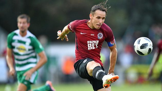 Sparťanský útočník Josef Šural pálí v utkání proti Bohemians 1905. Sparťanský útočník Josef Šural pálí v utkání proti Bohemians 1905.
