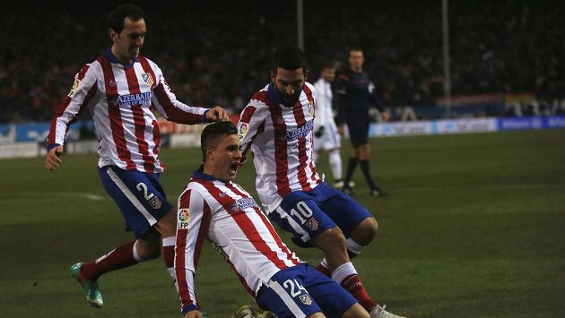 Stoper Atlétika Madrid José María Giménez de Vargas (uprostřed) slaví se spoluhráči Diegem Godínem (vlevo) a Ardou Turanem gól proti Realu. Stoper Atlétika Madrid José María Giménez de Vargas (uprostřed) slaví se spoluhráči Diegem Godínem (vlevo) a Ardou Turanem gól proti Realu.