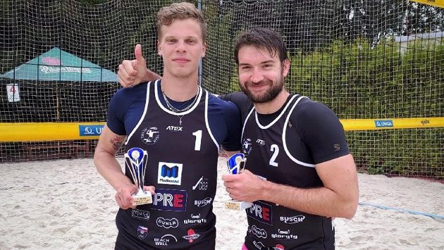 Volejbalisté Jan Hadrava a Donovan Džavoronok ovládli Opava Beach Open, třetí díl Českého poháru. Volejbalisté Jan Hadrava a Donovan Džavoronok ovládli Opava Beach Open, třetí díl Českého poháru.